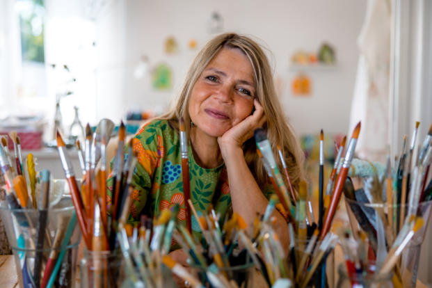 Shinaja in ihrem Atelier zwischen Pinseln